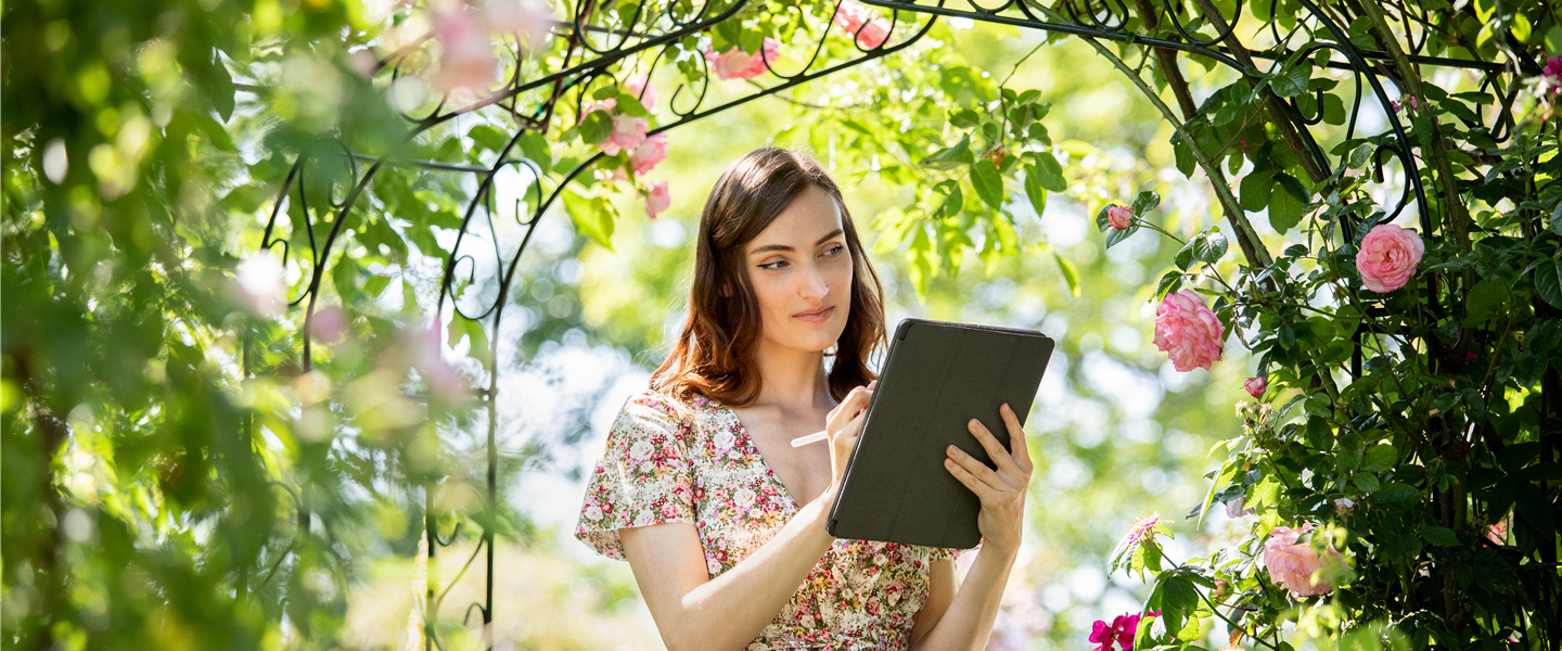 Frau mit Tablet im Garten (GS666628.jpg)