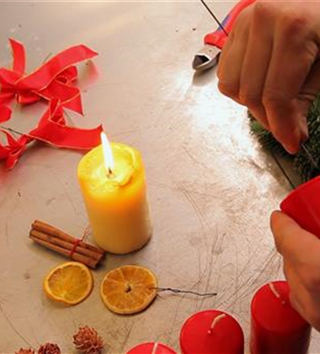 Dekoration - Anfertigen eines Weihnachtskranzes Dekoration - Anfertigen eines Weihnachtskranzes