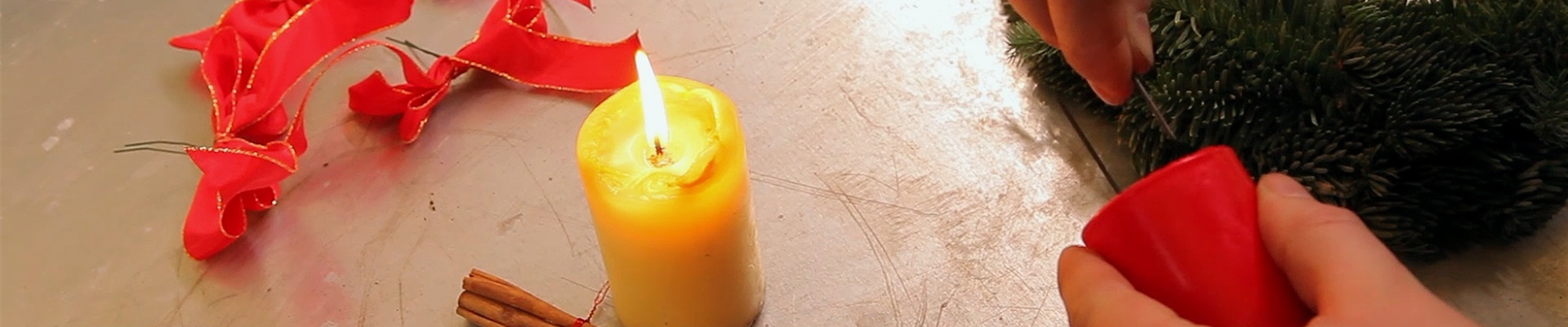 Dekoration - Anfertigen eines Weihnachtskranzes (thumbnail).jpg Dekoration - Anfertigen eines Weihnachtskranzes (thumbnail).jpg