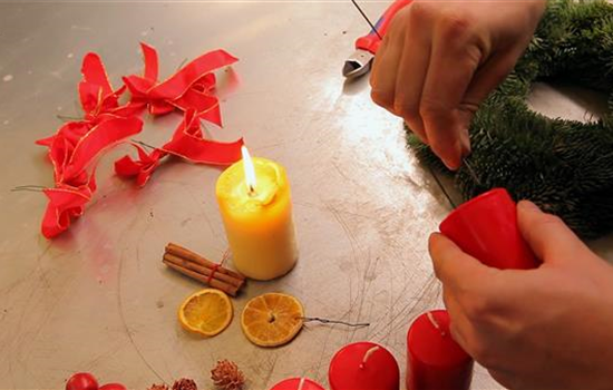 Dekoration - Anfertigen eines Weihnachtskranzes Dekoration - Anfertigen eines Weihnachtskranzes